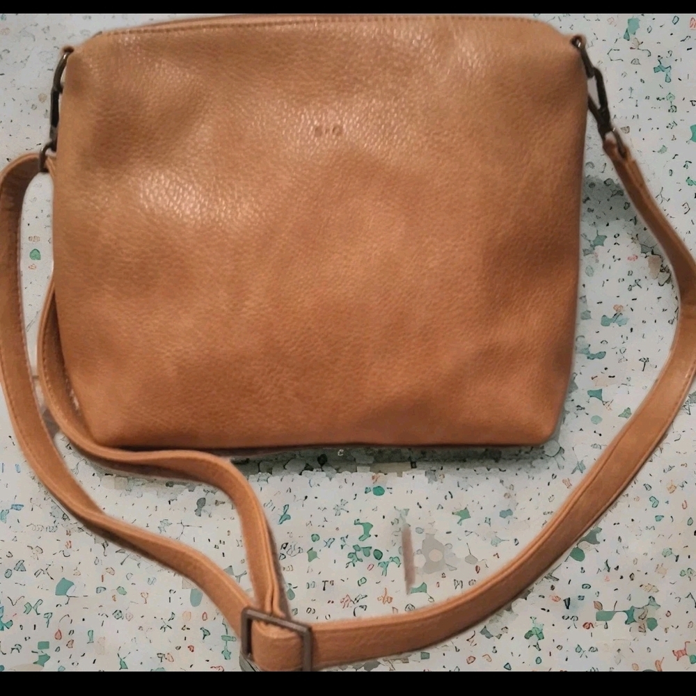 Elegant Tan Leather Shoulder Bag
